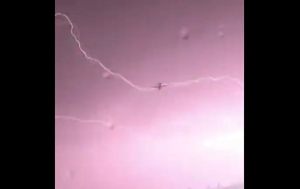 фото - молния ударила в самолет Ан 124-100